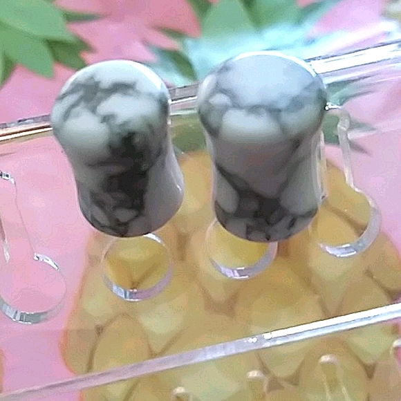 White Howlite Stone Plugs 8mm/0G๐ค๐๐ค - Picture 1 of 4